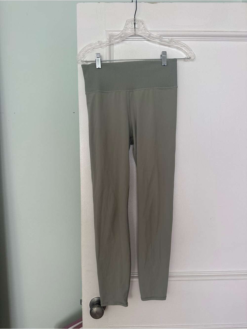 Vuori Lux Rib Studio Leggings in beautiful green color